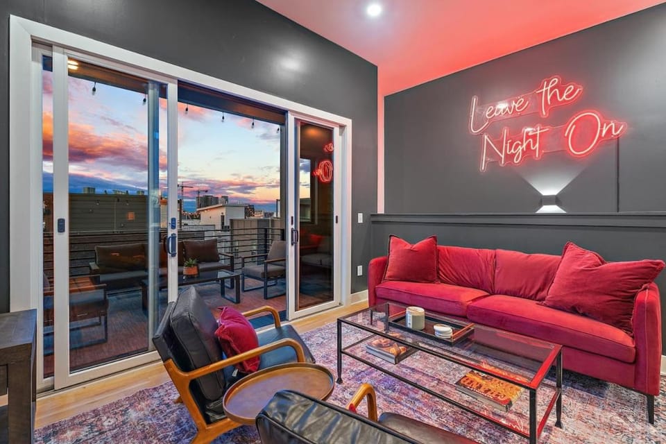 Unwind in Opulence 4BR 4BA Near Broadway House in Nashville
