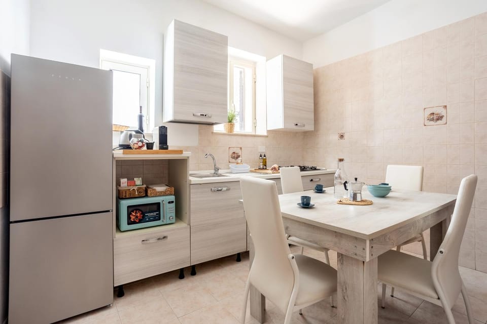 Coffee/tea facilities, Kitchen or kitchenette, Dining area, microwave, pet friendly, stove, toaster