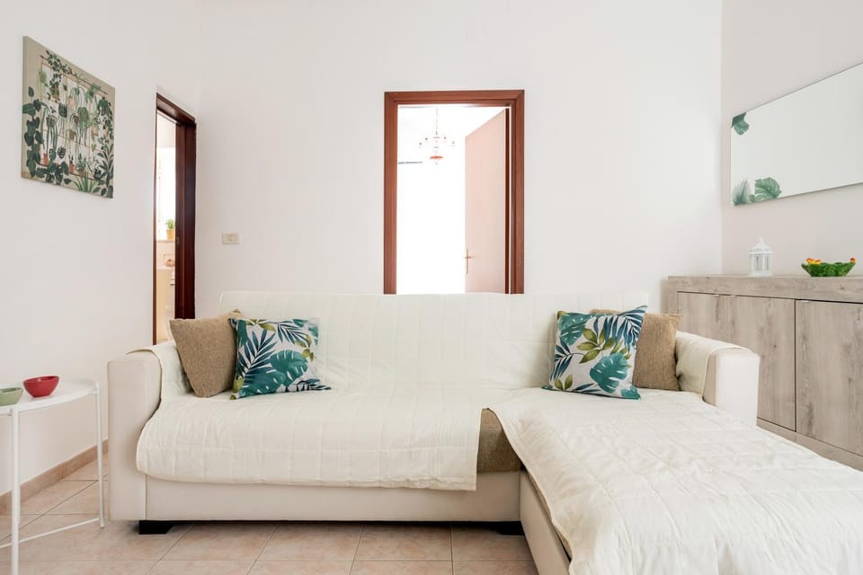 Bed, Living room, Decorative detail, Seating area