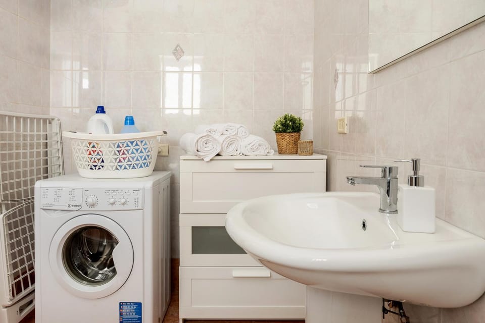 Bathroom, Decorative detail, locker, washing machine