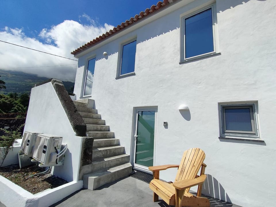 Casa dos Castanheiros - The White Cottage House in Azores District