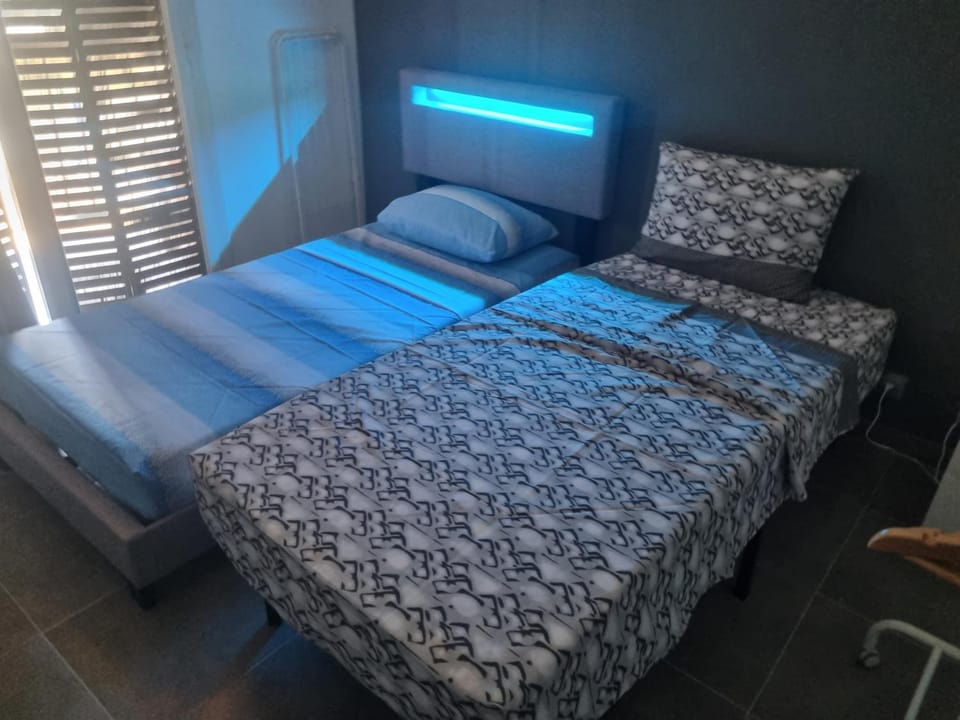 Chambre privative rénové 2024, climatisation, tramway sur place , 12 min centre, 16 min plage, aperçu latéral mer, 2 wc avec 2 salle de bain, private room renovated 2024, air-conditioned , tram on spot, 2 toilets and 2 bathrooms Bed and Breakfast in Nice