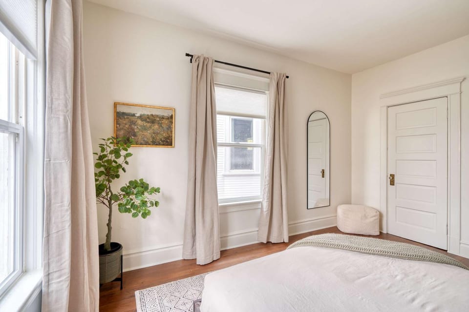 Stay Portland - Renewed Classic Craftsman in SE - 95 WalkScore Apartment in Portland