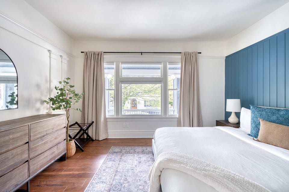 Stay Portland - Renewed Classic Craftsman in SE - 95 WalkScore Apartment in Portland
