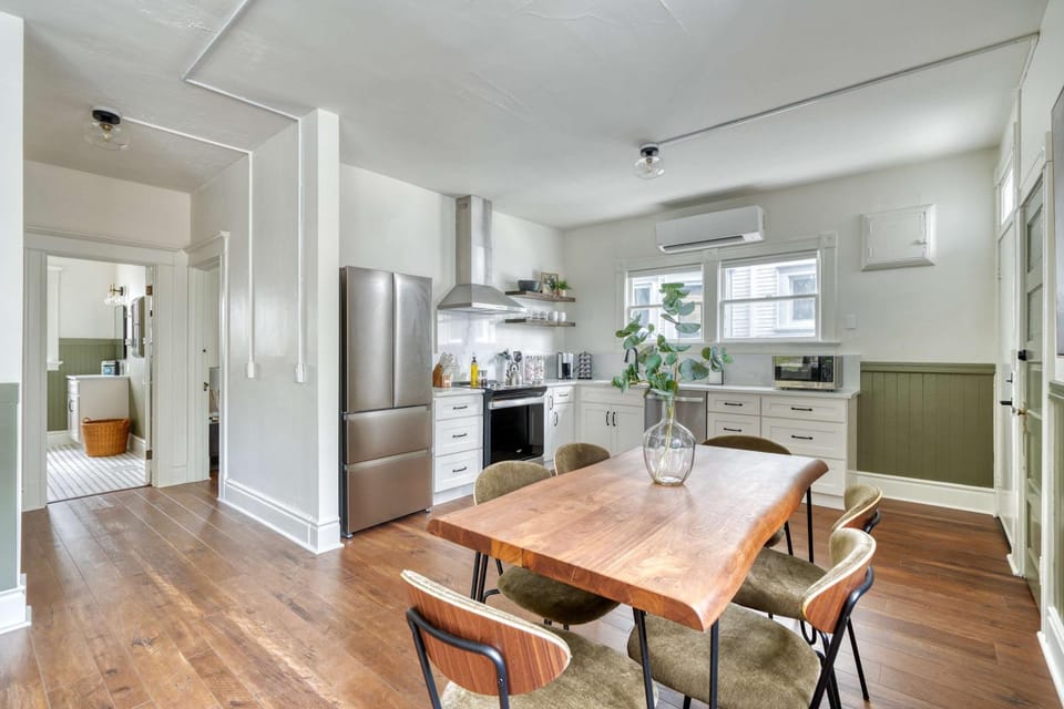 Stay Portland - Renewed Classic Craftsman in SE - 95 WalkScore Apartment in Portland