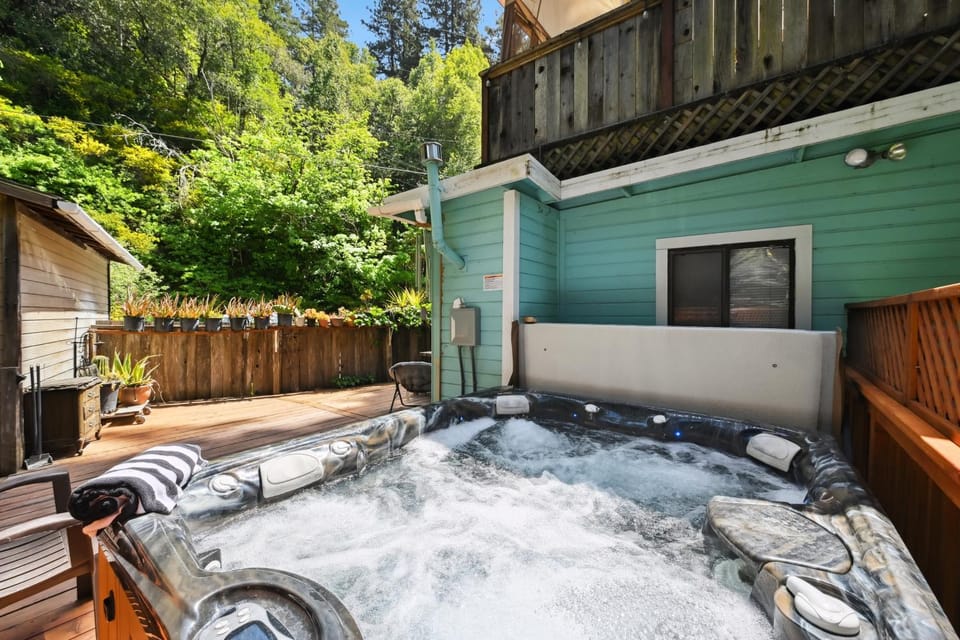 Property building, Natural landscape, Hot Tub, View (from property/room), Evening entertainment, Entertainment