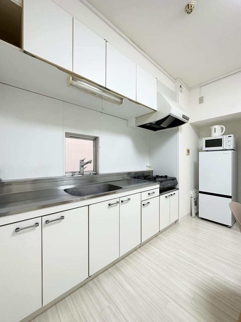 Kitchen or kitchenette, dishwasher, stove