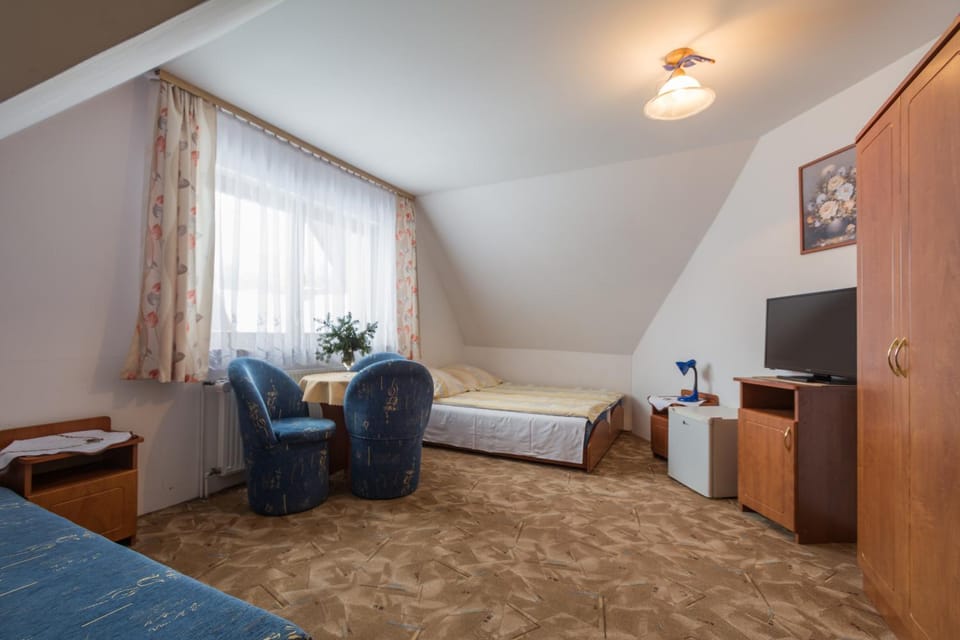 Bed, TV and multimedia, Photo of the whole room, Seating area, Bedroom