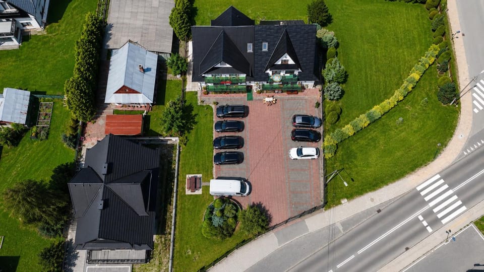 Property building, Day, Neighbourhood, Parking