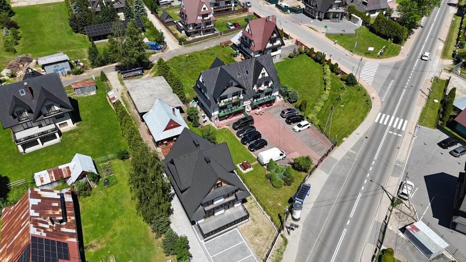 Property building, Day, Neighbourhood, Bird's eye view, City view, Street view, Location, Parking
