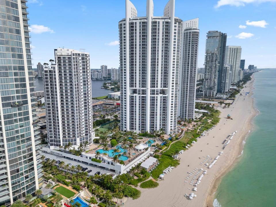 Property building, Bird's eye view, Beach, City view, Pool view, Sea view, Swimming pool