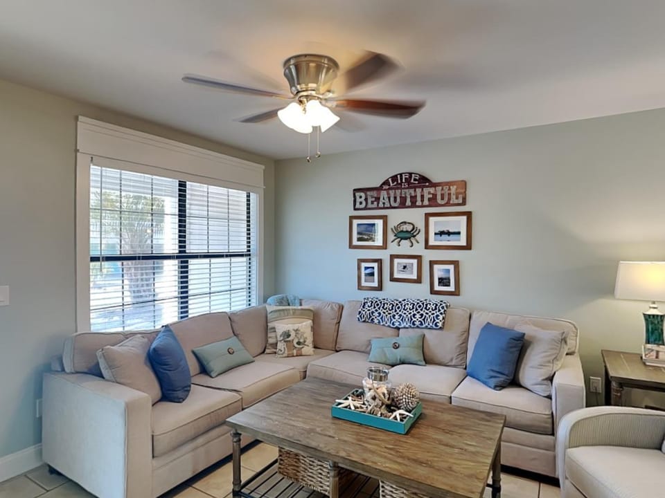 Living room, Seating area, furniture