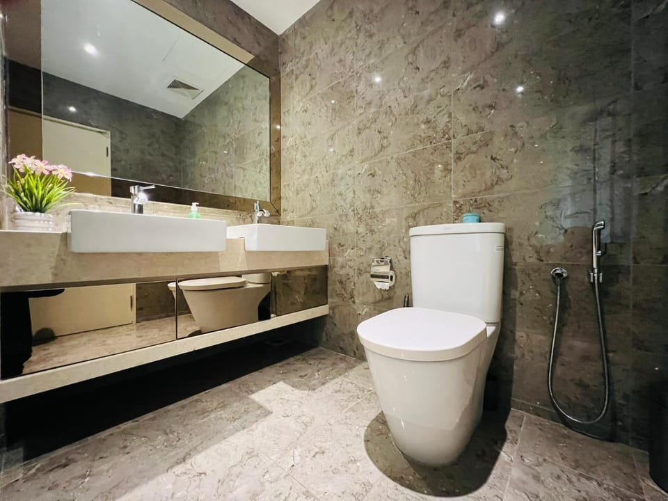 Toilet, bidet