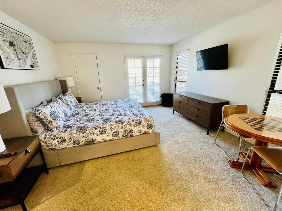 Cute 2 Bedroom 2 Bath 2 mile Strip5 Apartment in Paradise