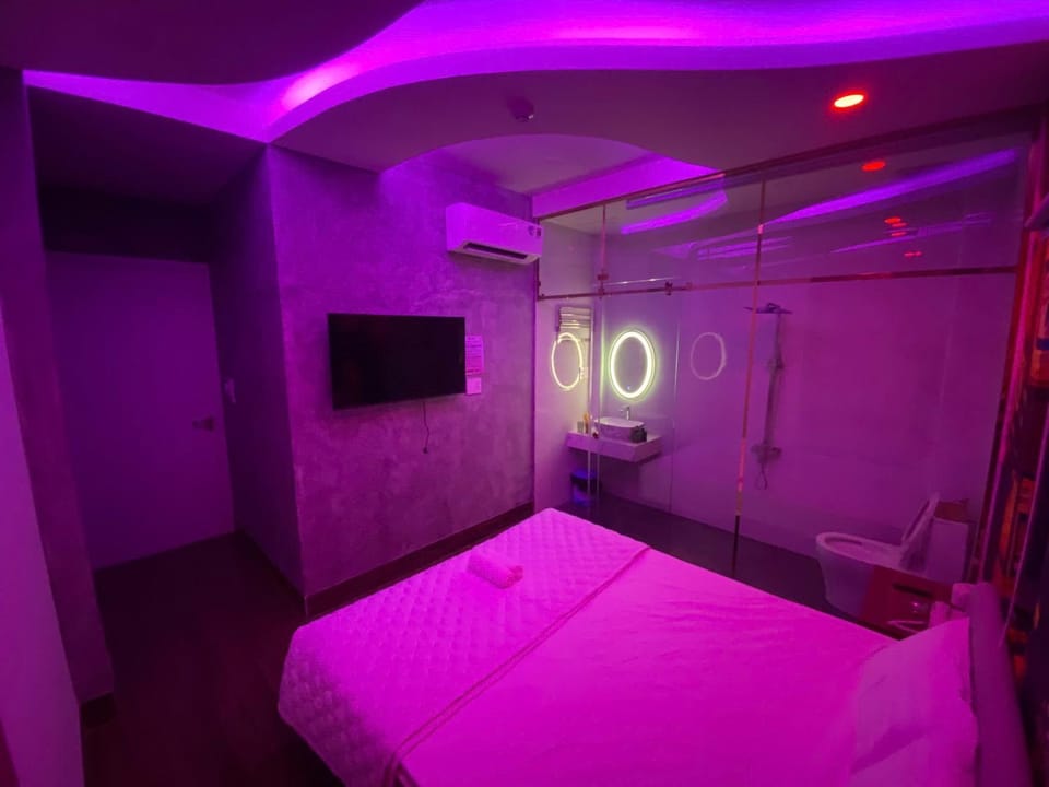 Bed, TV and multimedia, Bedroom