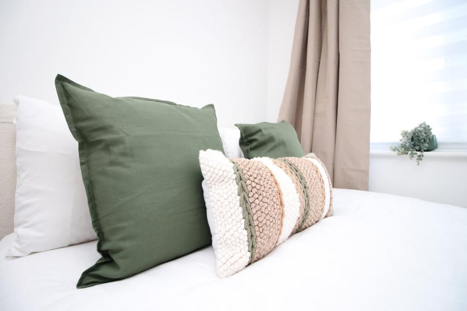 5 bedroom sleeps 10 | City Centre Newport Bed and Breakfast in Newport