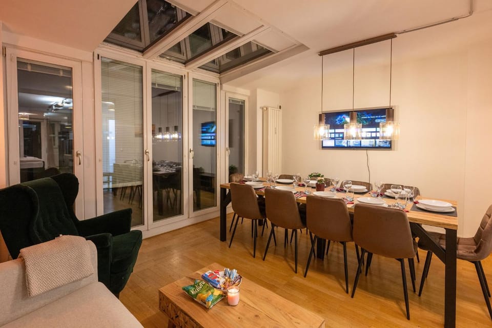 Munich Large Apartment 145 qm and 5 Bedrooms with Roof Terrace in centrally located 1 to 14 Guests Apartment in Munich