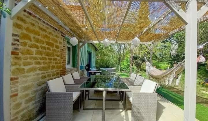 Patio, Day, Garden, Dining area, Garden view