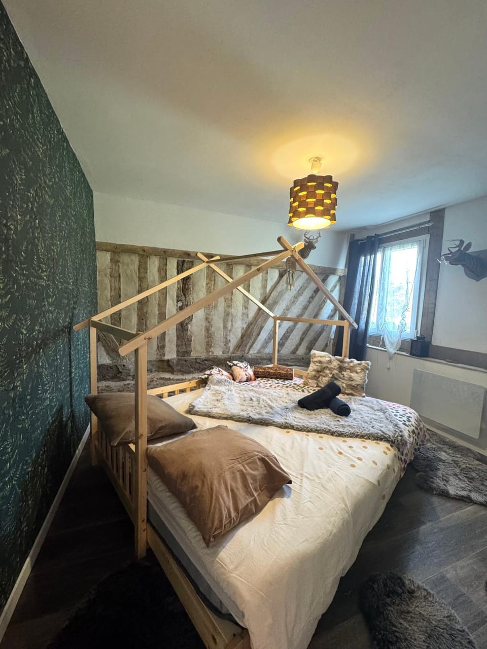 Bed, Photo of the whole room, Bedroom, towels