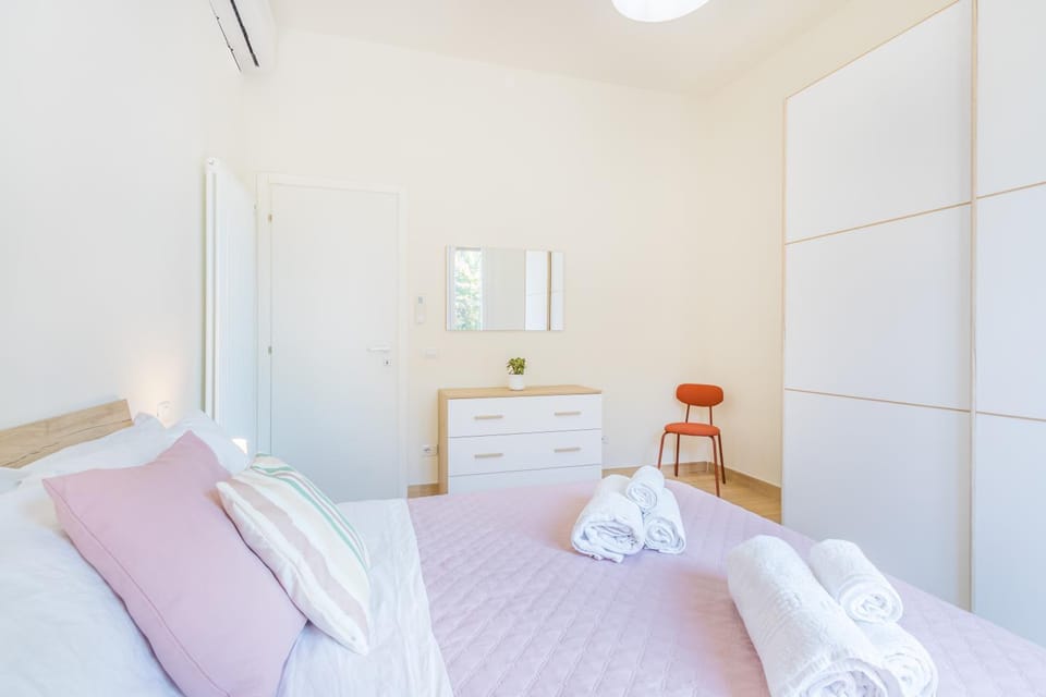 Bed, Photo of the whole room, Bedroom, towels, wardrobe