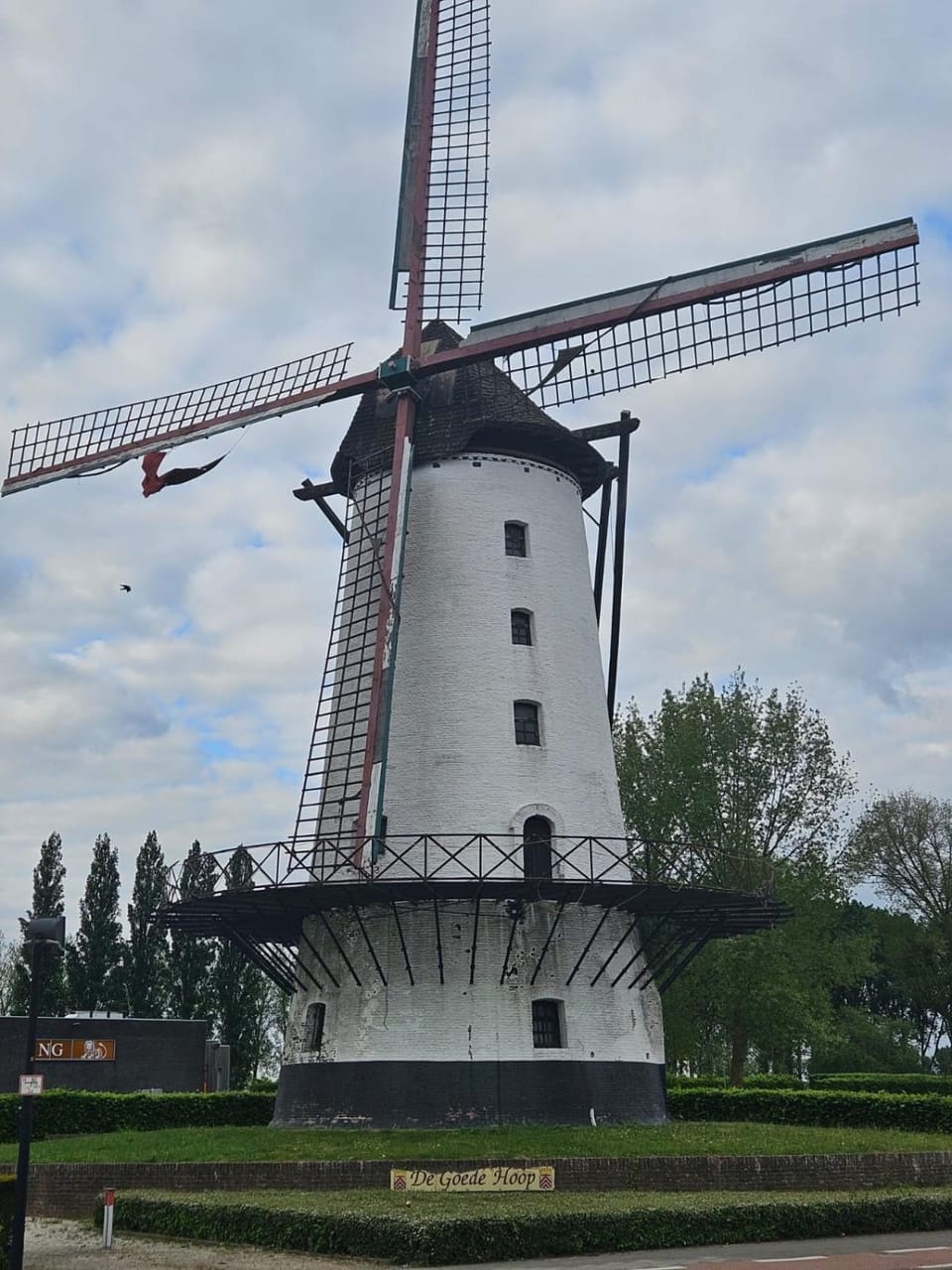 Nearby landmark, Location