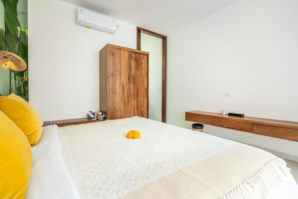 Bed, Bedroom, wardrobe, air conditioner