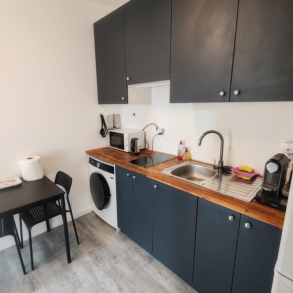 Coffee/tea facilities, Kitchen or kitchenette, Dining area, stove, washing machine