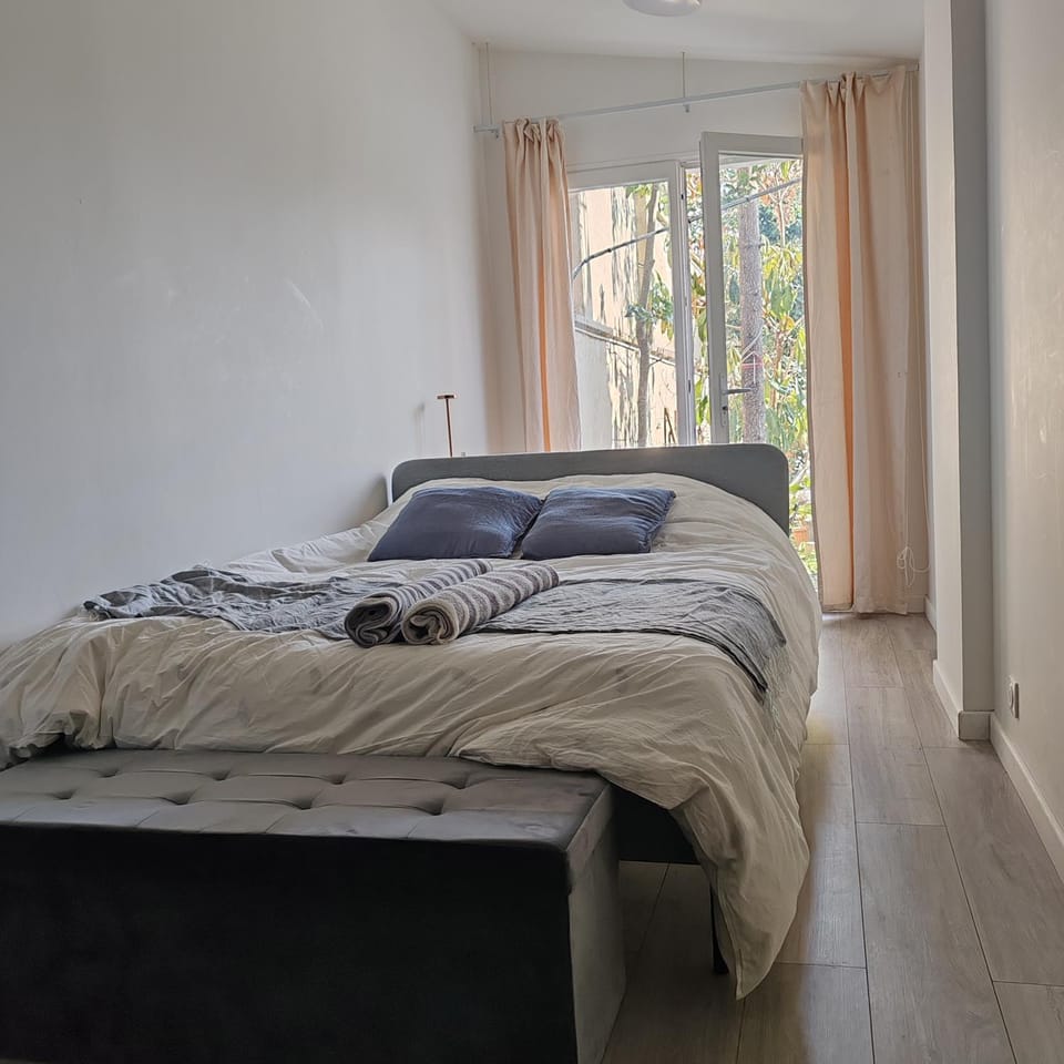 Bed, Bedroom, towels