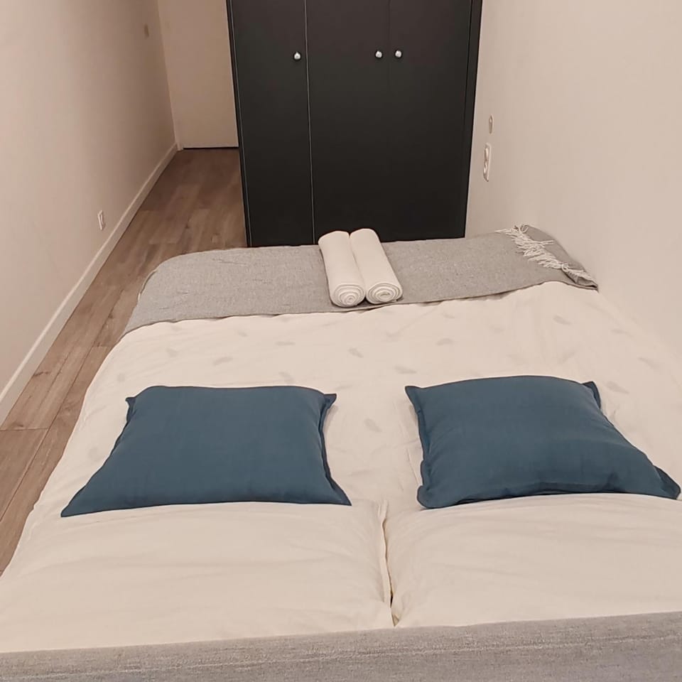 Bed, Bedroom, towels