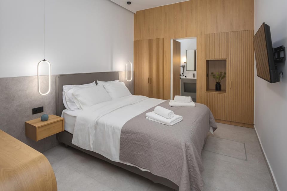 Bed, TV and multimedia, Bedroom, towels, wardrobe