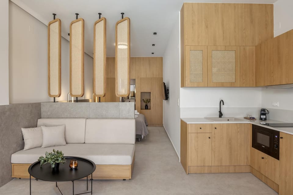 Kitchen or kitchenette, Seating area, minibar, stove