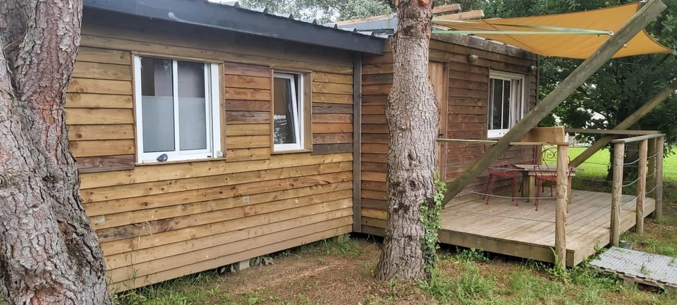 Cabane en bois au calme Campground/ 
RV Resort in Nouvelle-Aquitaine