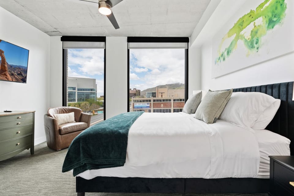 2bd 2ba Best style and location Pool spa gym pkg! Apartment in Salt Lake City