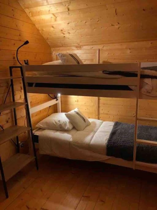 Bedroom, bunk bed