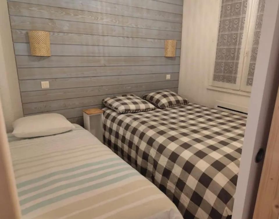 Ossau T2 5 personnes piscine climatisation 1 chambre draps serviettes inclus parking moustiquaires lave vaisselle lave linge tout confort Apartment in Nouvelle-Aquitaine