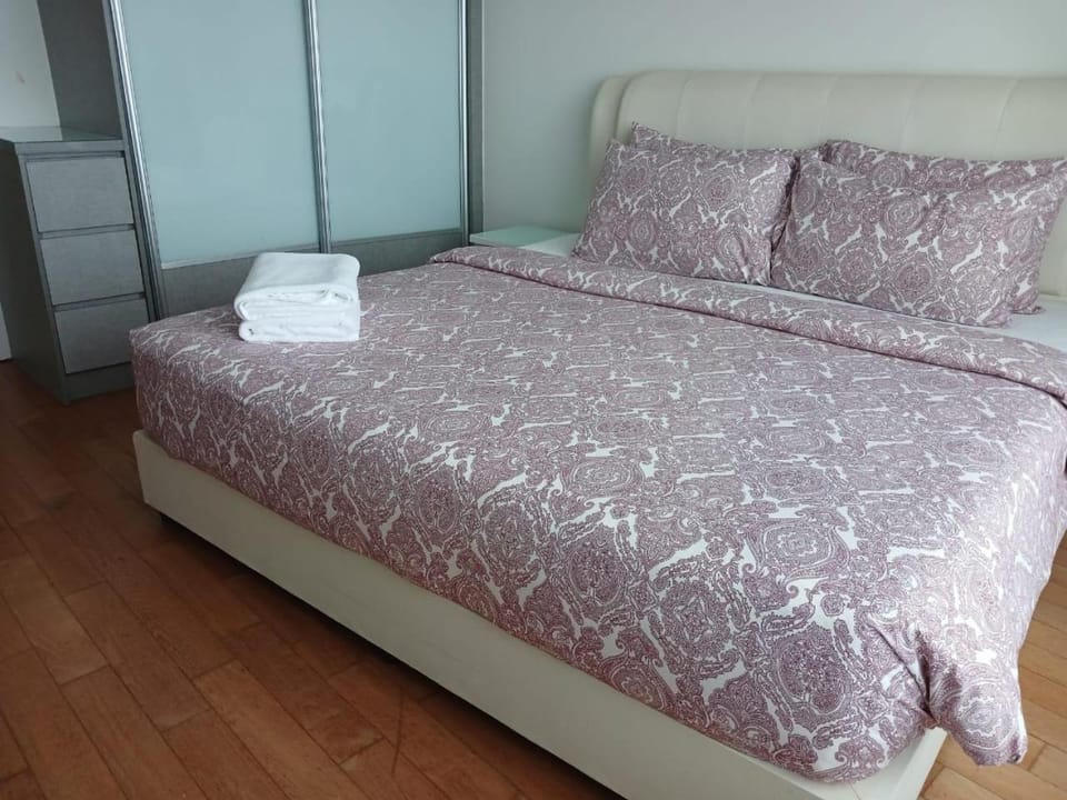Bed, Photo of the whole room, Bedroom, towels