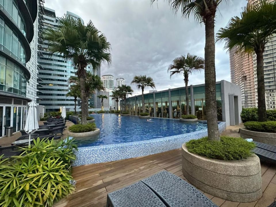 Property building, Day, Garden, Pool view, Swimming pool