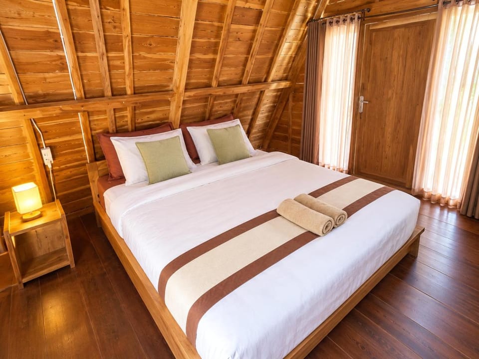 Bed, Photo of the whole room, Bedroom, towels