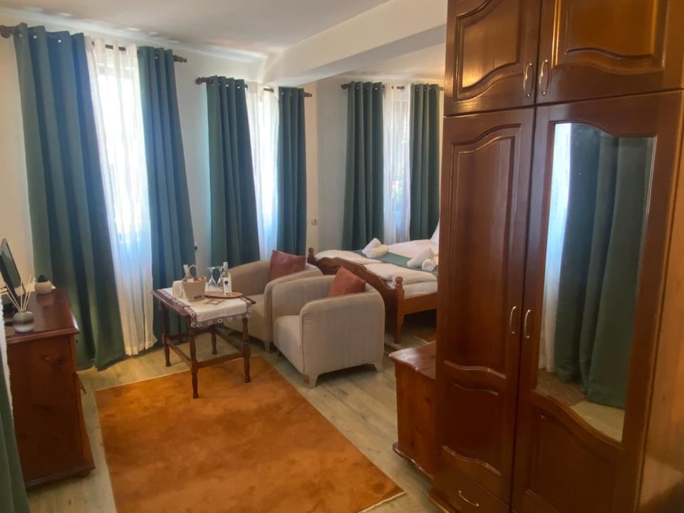 Bed, Living room, Photo of the whole room, Seating area, wardrobe