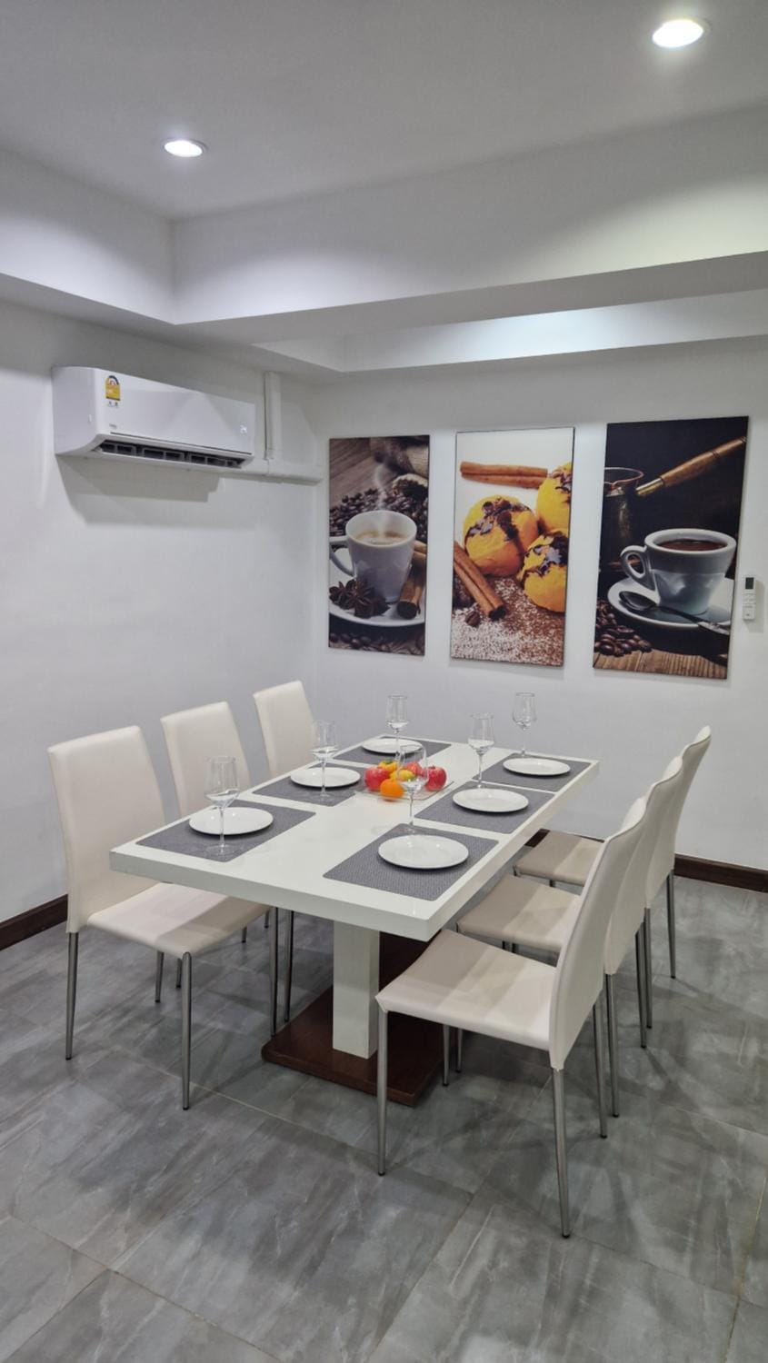 Seating area, Dining area