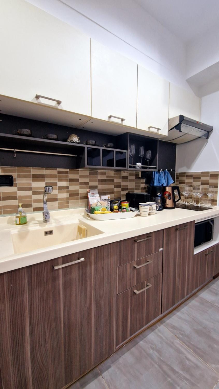 Coffee/tea facilities, Kitchen or kitchenette, stove