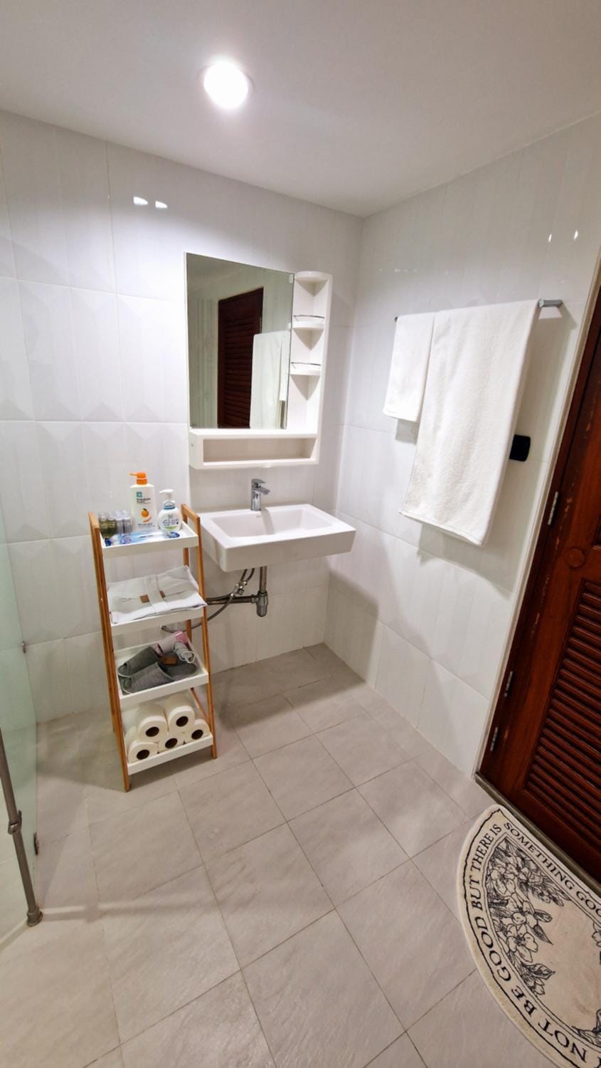 Toilet, towels