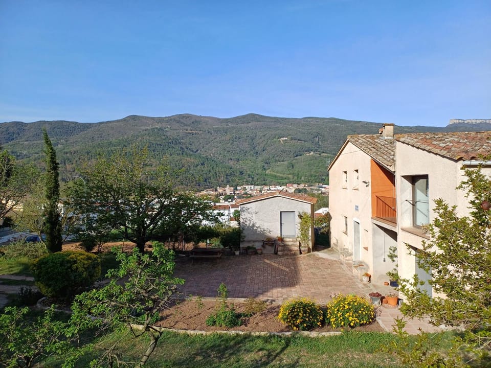 Property building, Facade/entrance, Neighbourhood, Natural landscape, City view, Garden view, Mountain view, Quiet street view