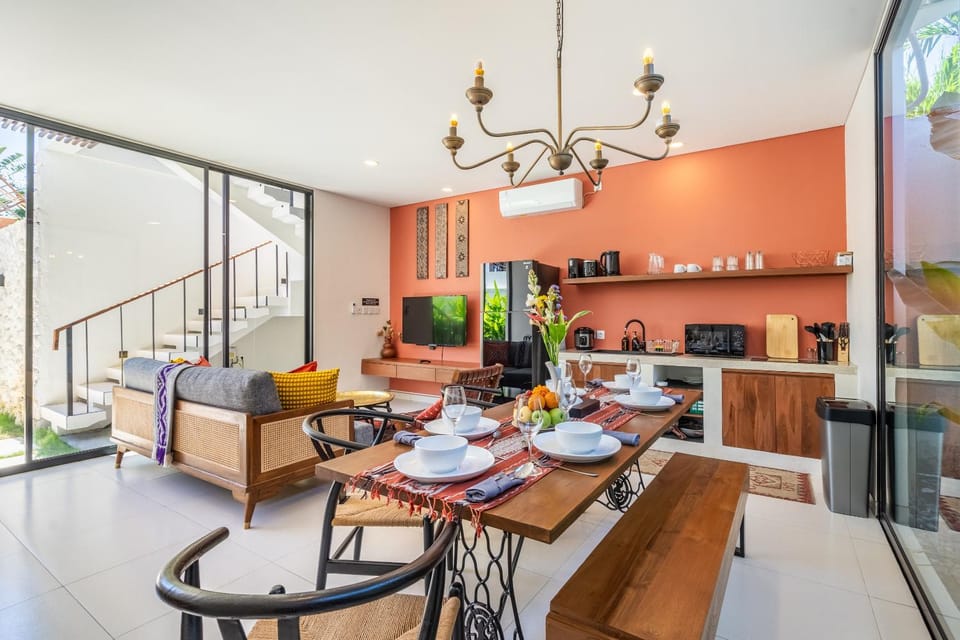 Kitchen or kitchenette, Dining area