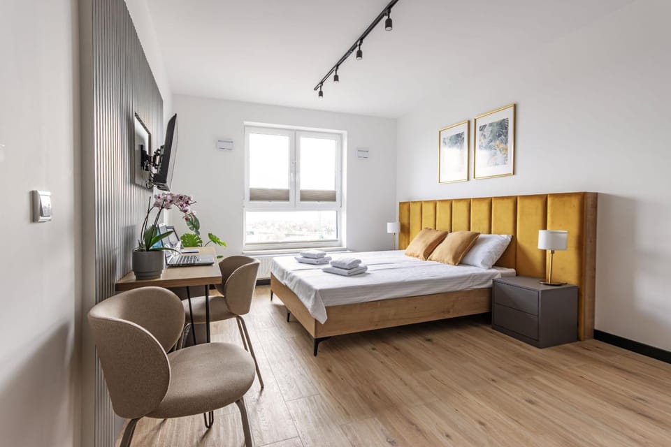 Bed, Living room, Photo of the whole room, Seating area, Bedroom, towels