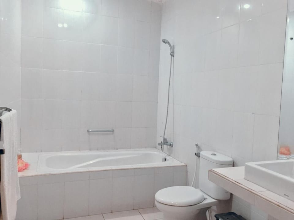 Shower, Toilet, Hot Tub, Bathroom, Seating area, Bath, towels