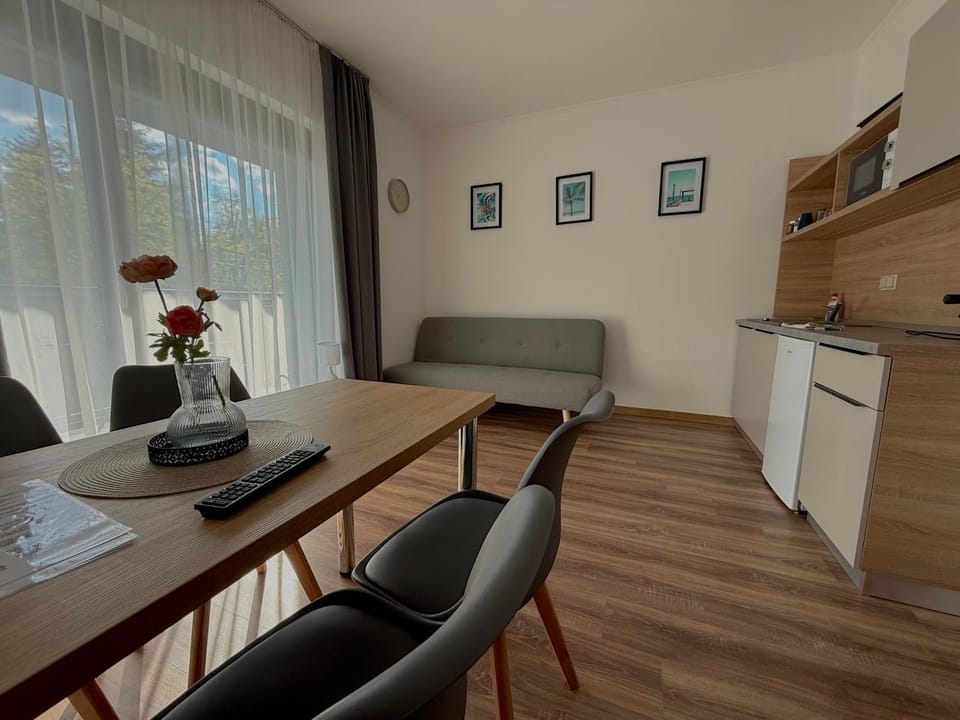 Kitchen or kitchenette, Living room