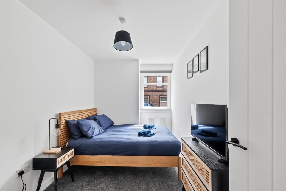 Bed, TV and multimedia, Bedroom