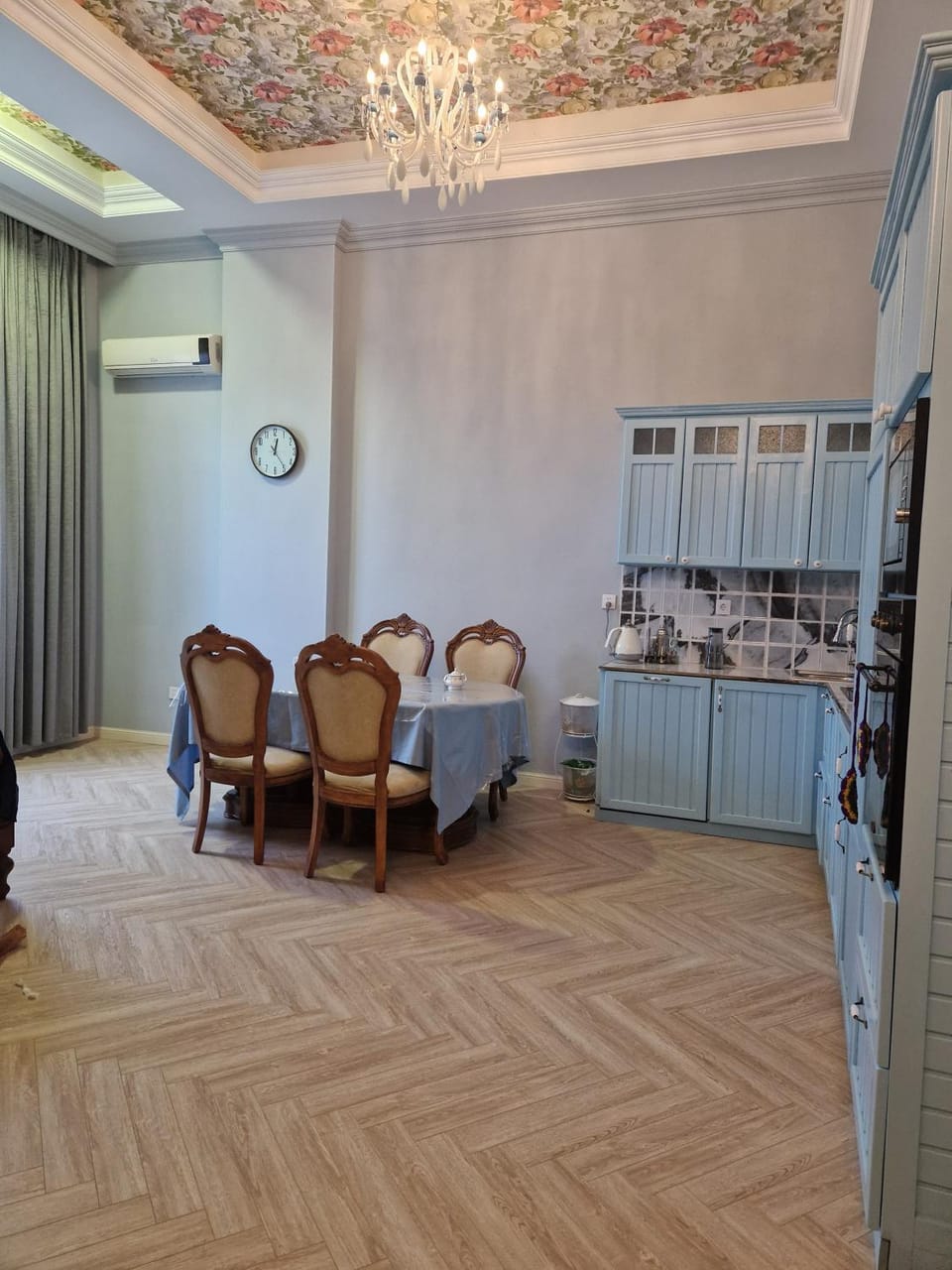 Kitchen or kitchenette, Living room, Seating area, Dining area, air conditioner