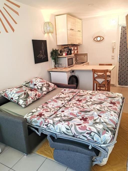 Bed, Living room